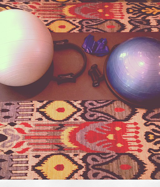 Miranda tränar även pilates hemma i sitt eget vardagsrum. Miranda tränar även pilates hemma i sitt eget vardagsrum.
