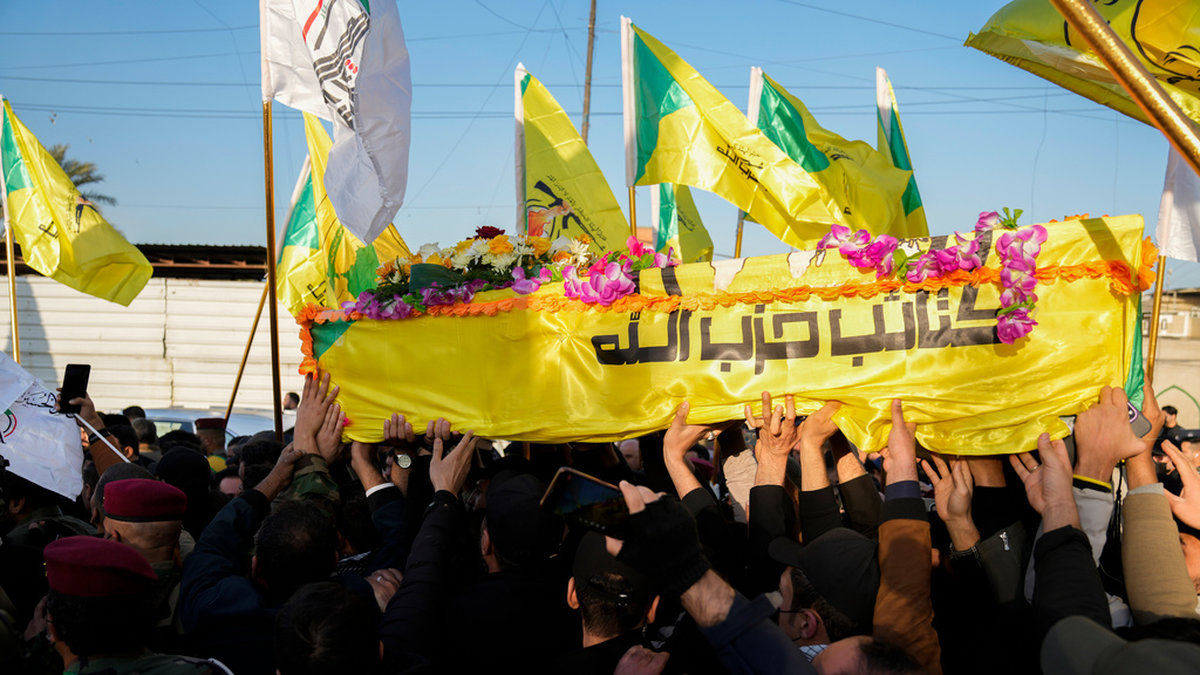 Kataib Hizbollah är en av Iraks milisgrupper. Bild från begravningen av en ledarfigur i gruppen i februari.