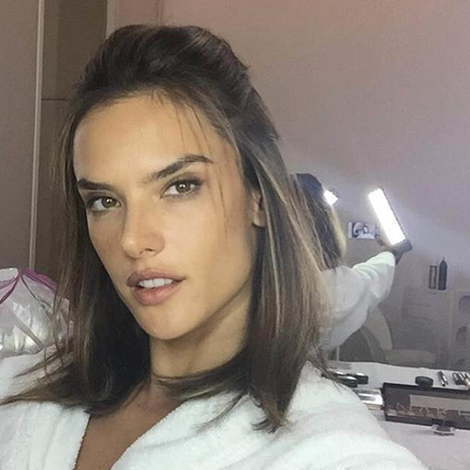 Alessandra Ambrosio bjuder på en selfie. Alessandra Ambrosio bjuder på en selfie.