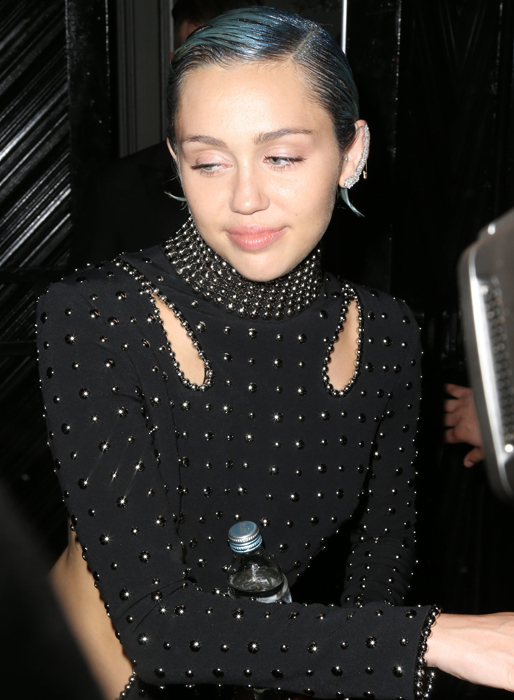 Miley Cyrus, klädd i Alexander Wang, såg lite trött ut. Miley Cyrus, klädd i Alexander Wang, såg lite trött ut.