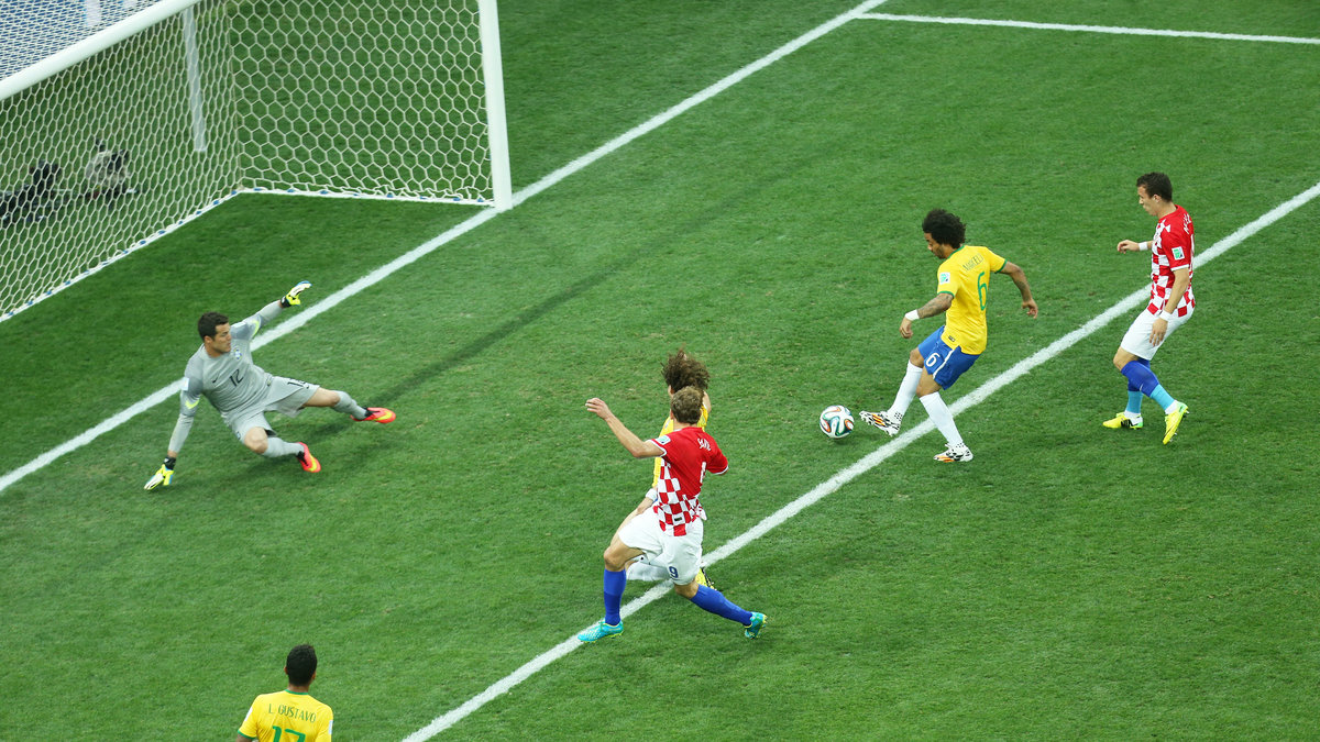 Men det var Kroatien som tog ledningen i den elfte minuten. Jelavics touch ställde Marcelo som satte bollen i eget mål.