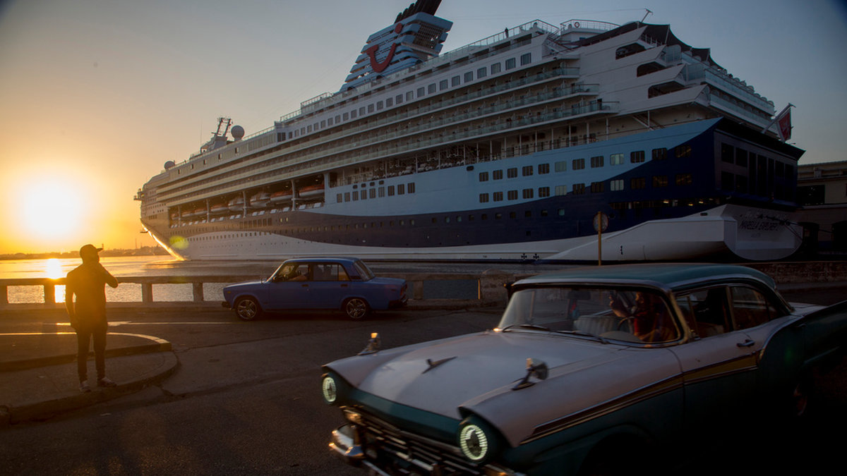 Ett brittiskt kryssningsfartyg ligger för ankar i kubanska Havanna i mars 2022.