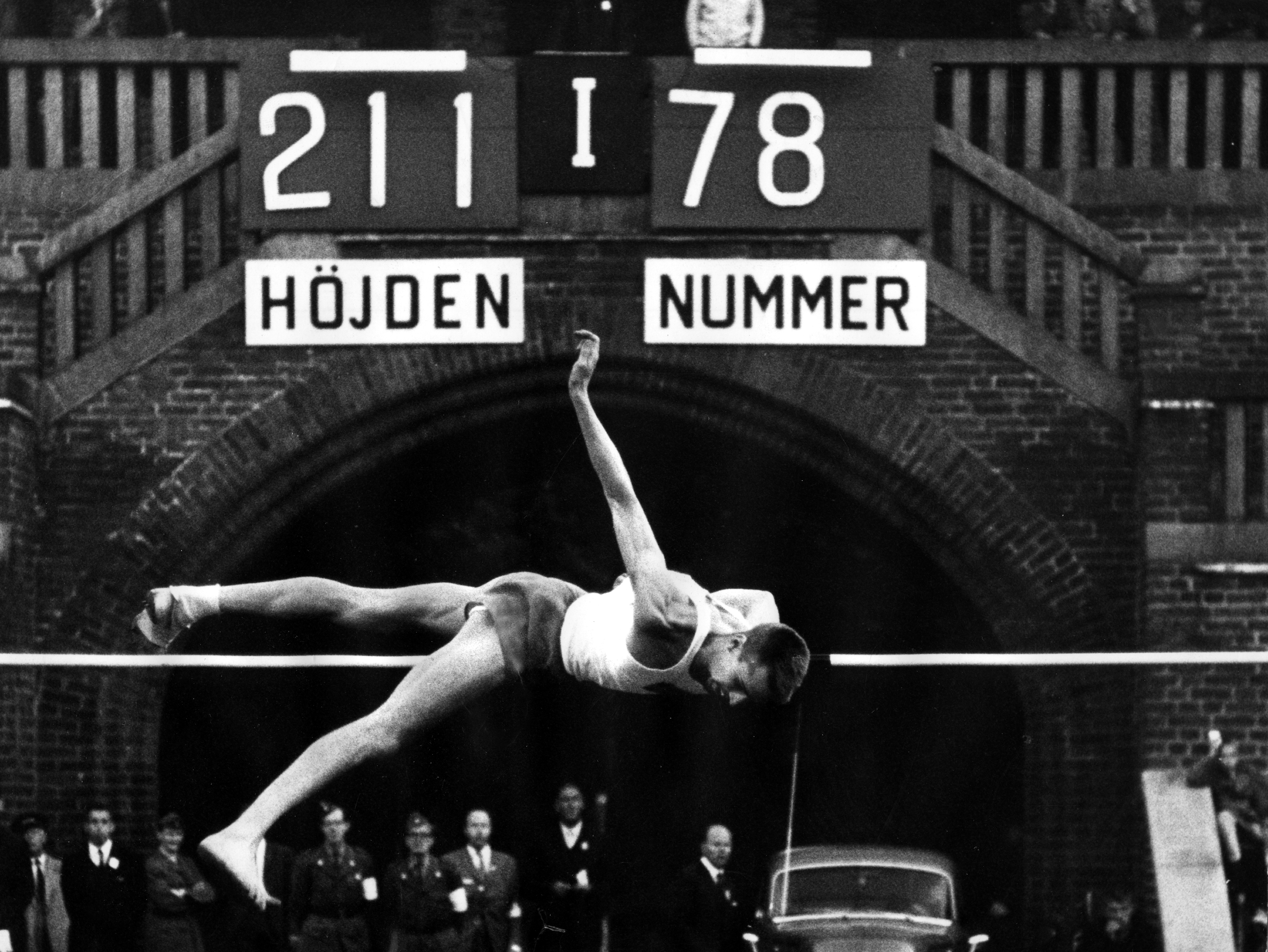Svenske höjdhopparen Stickan Pettersson vinner höjdhopp på 2,11 vid landskampen mot Finland på Stockholms Stadion. Detta utspelade sig 1962.