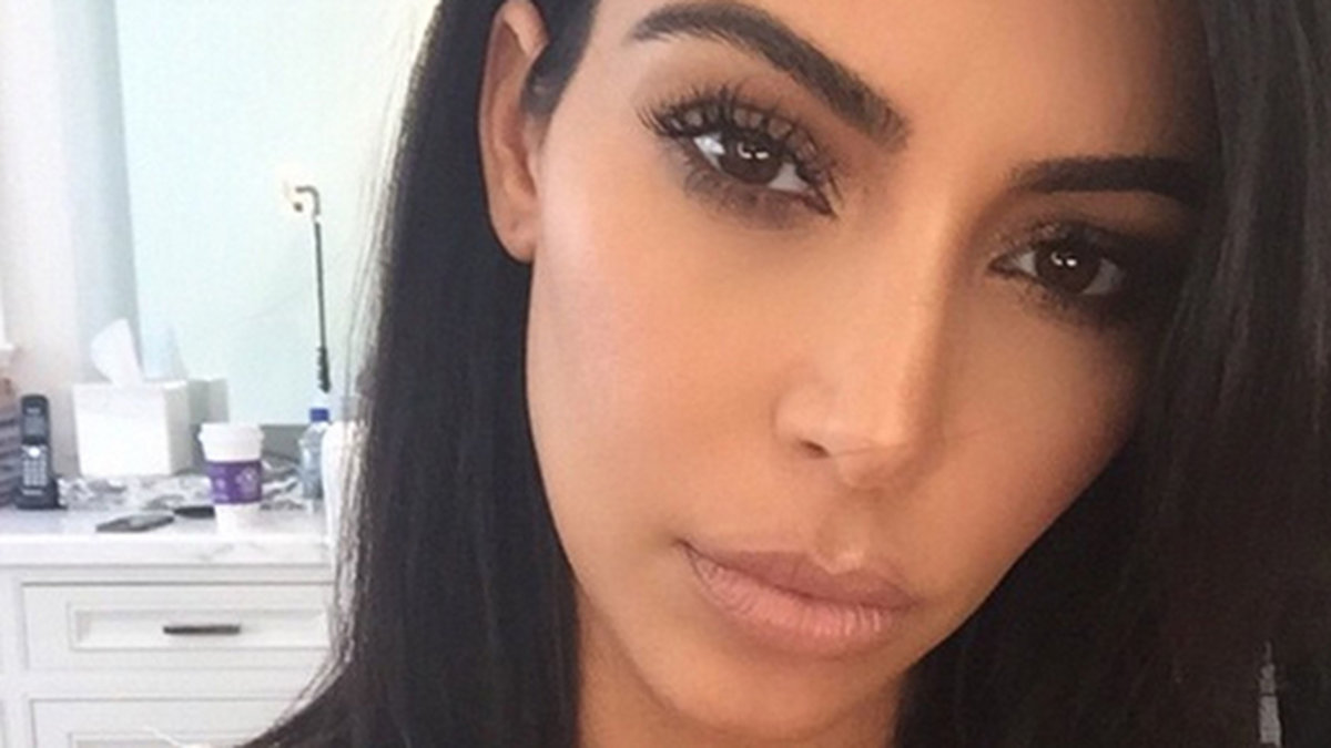 Kim Kardashian tar en selfie. 