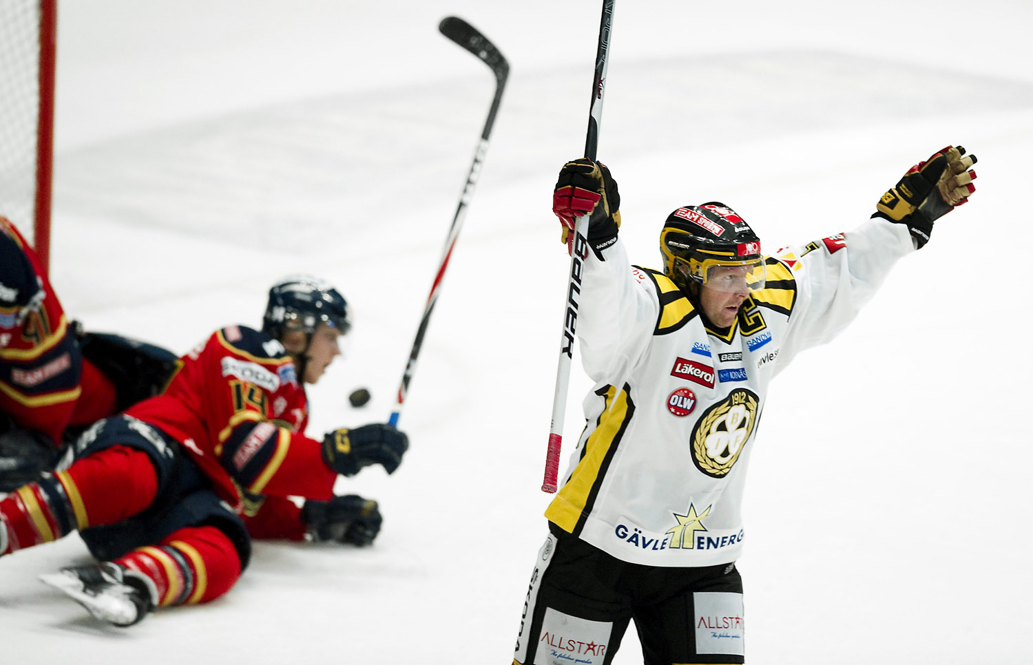 Andreas Dackell tvingas lägga av med hockeyn. Bläddra vidare för att se fler bilder från hans karriär.