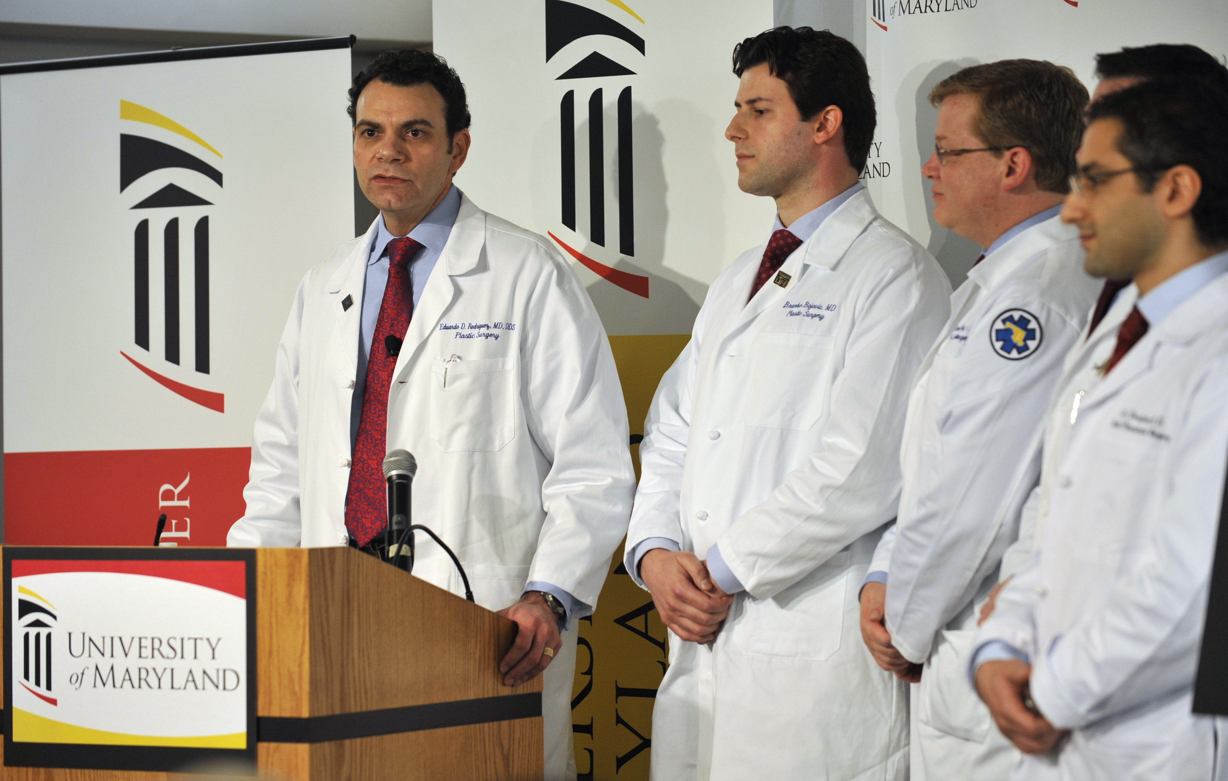 Eduardo D. Rodriguez, chefkirurgen på Marylands Medical Center berättar om operationen. 