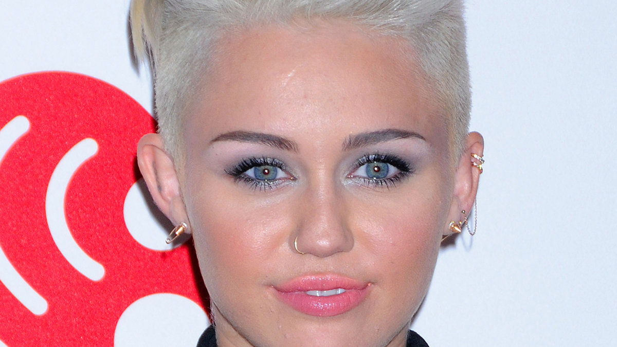 Miley har dock gjort klart att hon lever sitt eget liv nu och är trött på att vara en snäll och fin barnstjärna. 