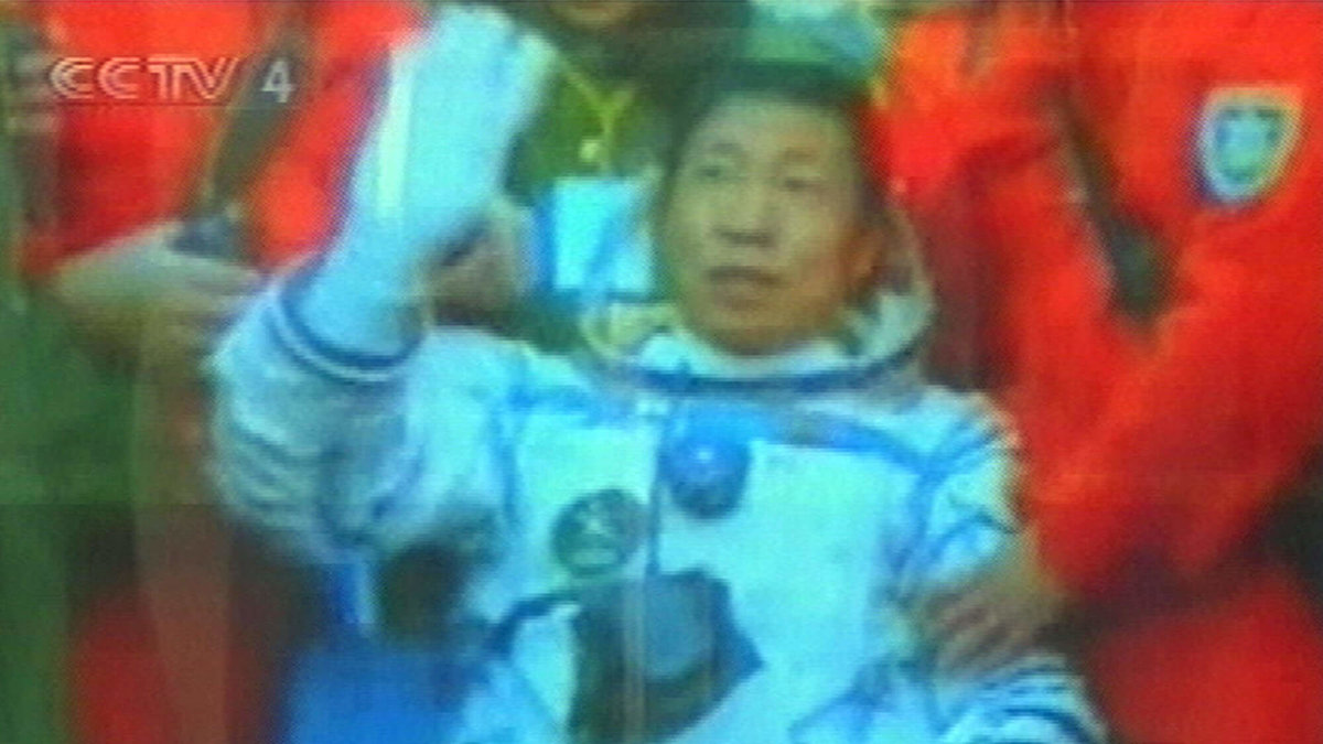 2003 blev han första kines i rymden.