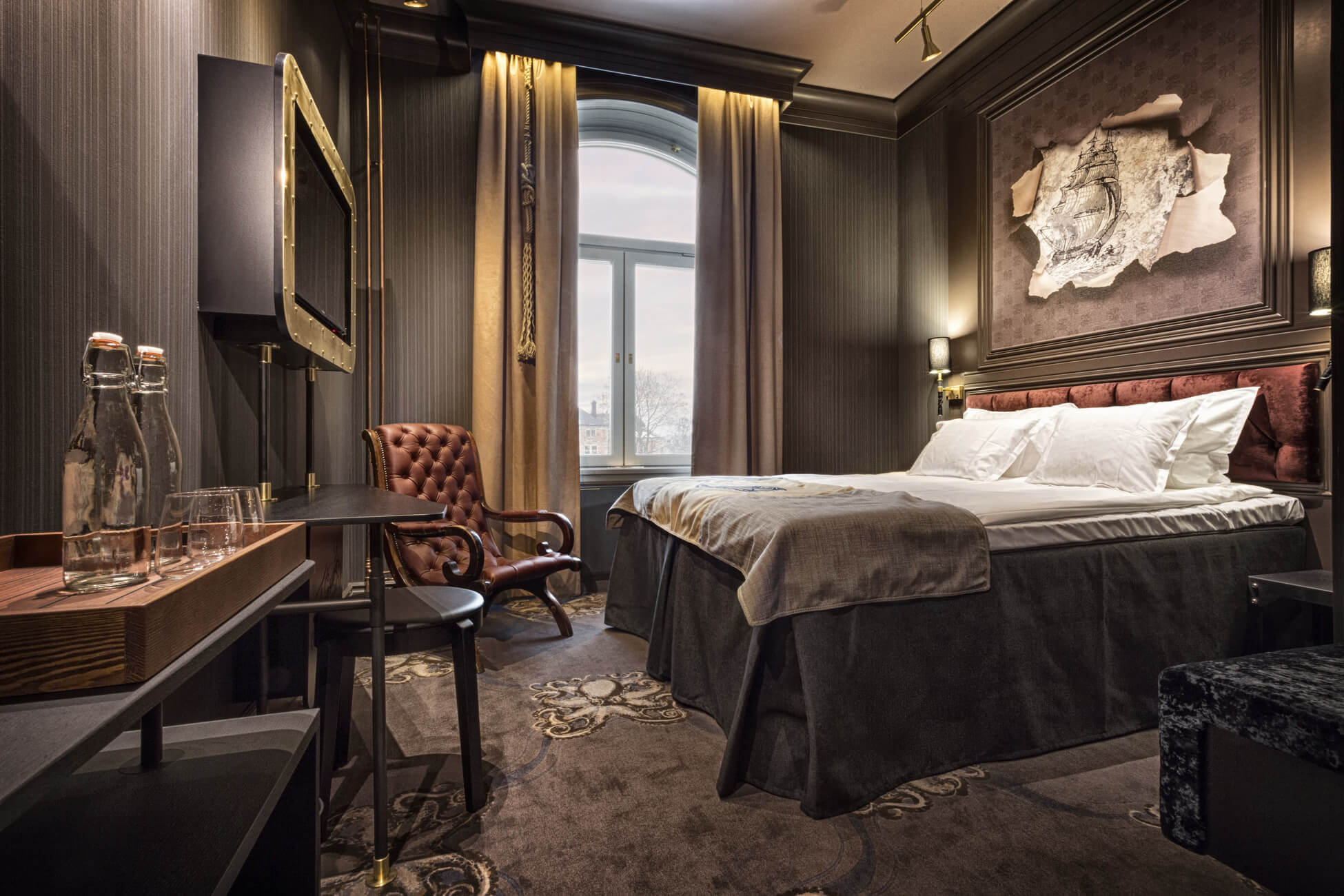 Stora Hotellet, Umeå. Renoverades rejält 2014 och har i dag 82 unika hotellrum, allt från spatiösa sviter till sjömans-kojer. Hotellets design är inspirerad av Umeås historia som sjöfartsstad. Genomsnittspris: 1295 kr/natt. Stora Hotellet, Umeå. Renoverades rejält 2014 och har i dag 82 unika hotellrum, allt från spatiösa sviter till sjömans-kojer. Hotellets design är inspirerad av Umeås historia som sjöfartsstad. Genomsnittspris: 1295 kr/natt.