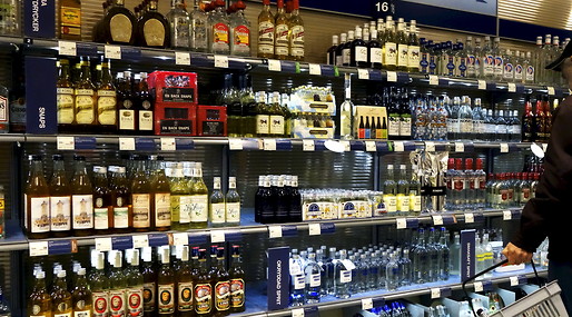 En ny undersöknng visar att en bloggarnas glorifierade bild av alkohol kan få dess läsare att dricka mer. 