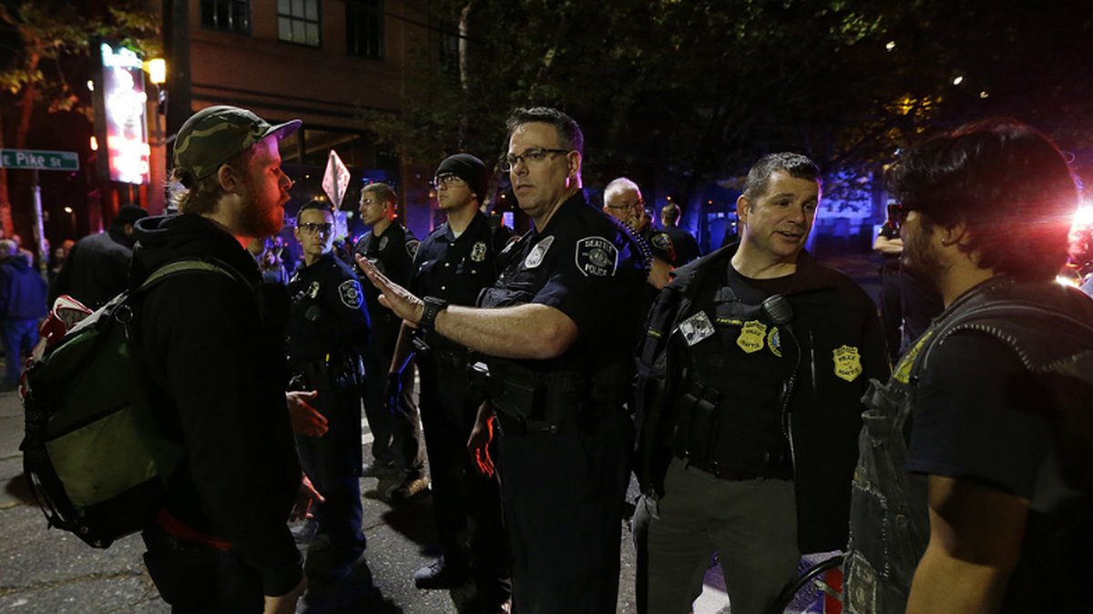Polisen konfronterar demonstranter mot Donald Trump i Seattle, USA.