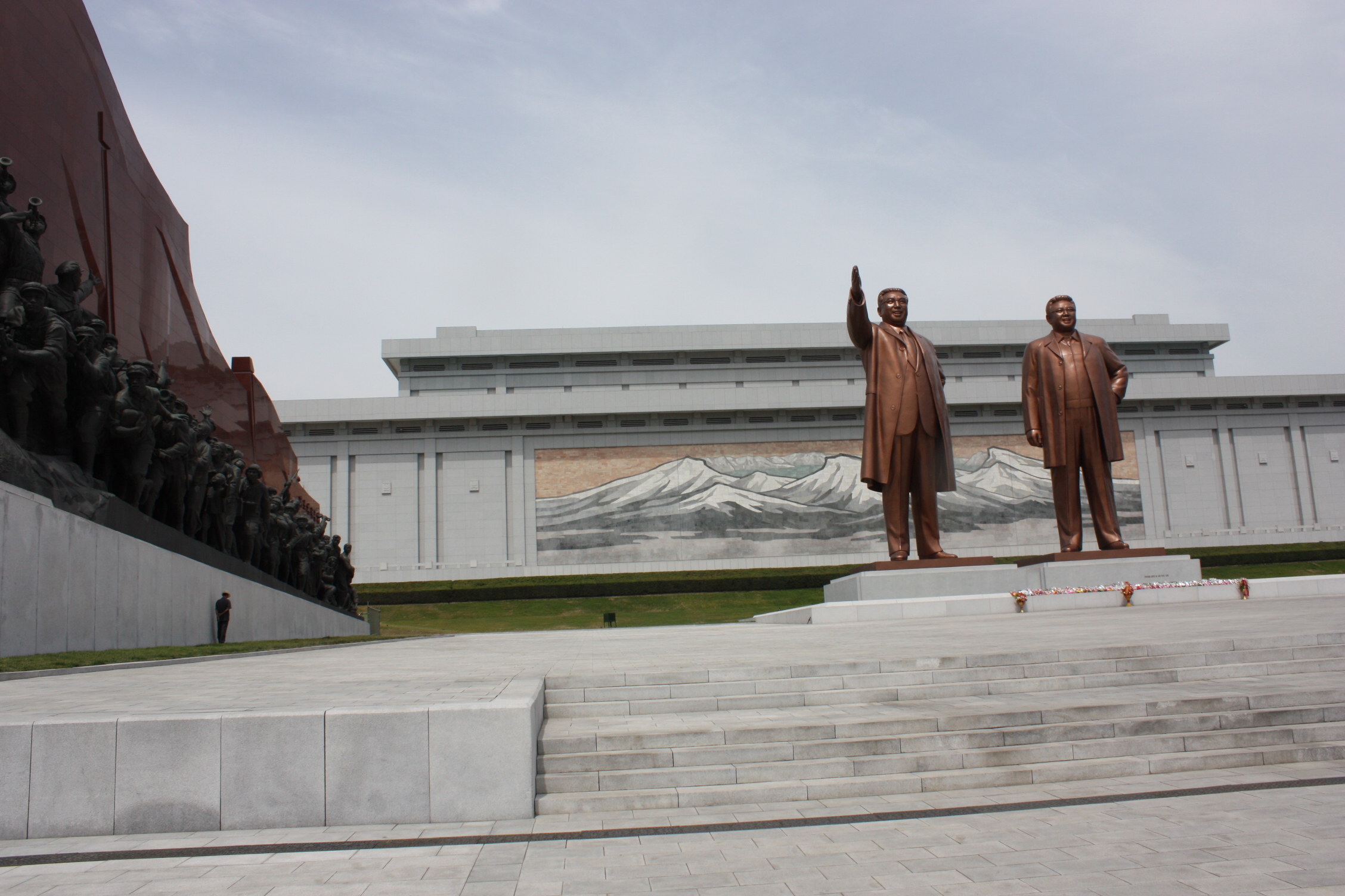 Mässingstatyerna. De har redan hunnit gör en ny på Kim Jong-Il som gick bort december.
Mässingstatyerna. De har redan hunnit gör en ny på Kim Jong-Il som gick bort december.