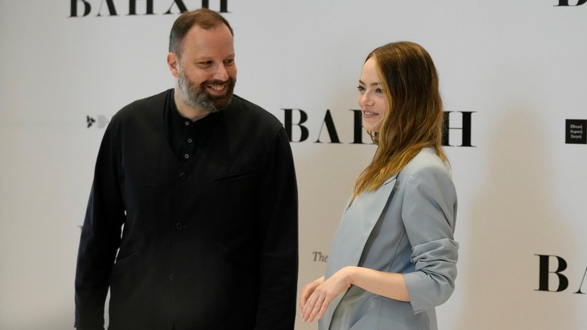 Regissören Yorgos Lanthimos och Emma Stone, som spelar huvudrollen i 'Poor things', filmen som inviger Stockholms filmfestival i november. Arkivbild.