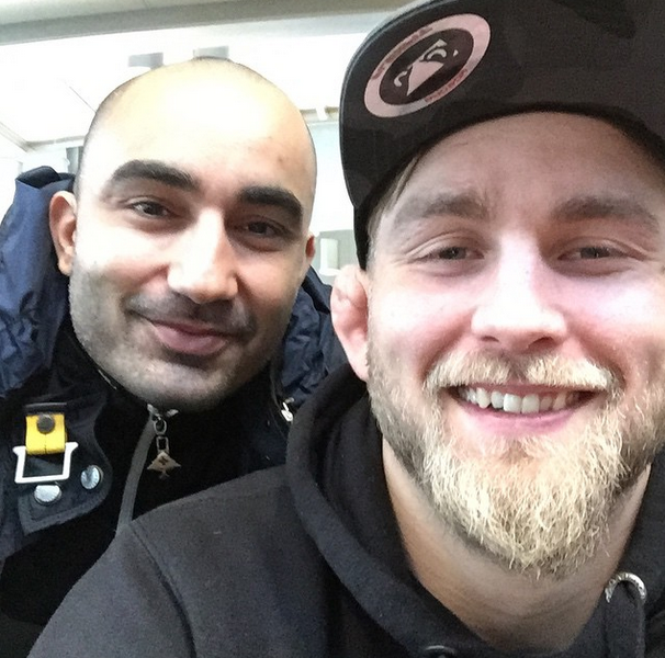 Alex har ett "nöjdflin" som ej går av för hackor. Alex har ett "nöjdflin" som ej går av för hackor.