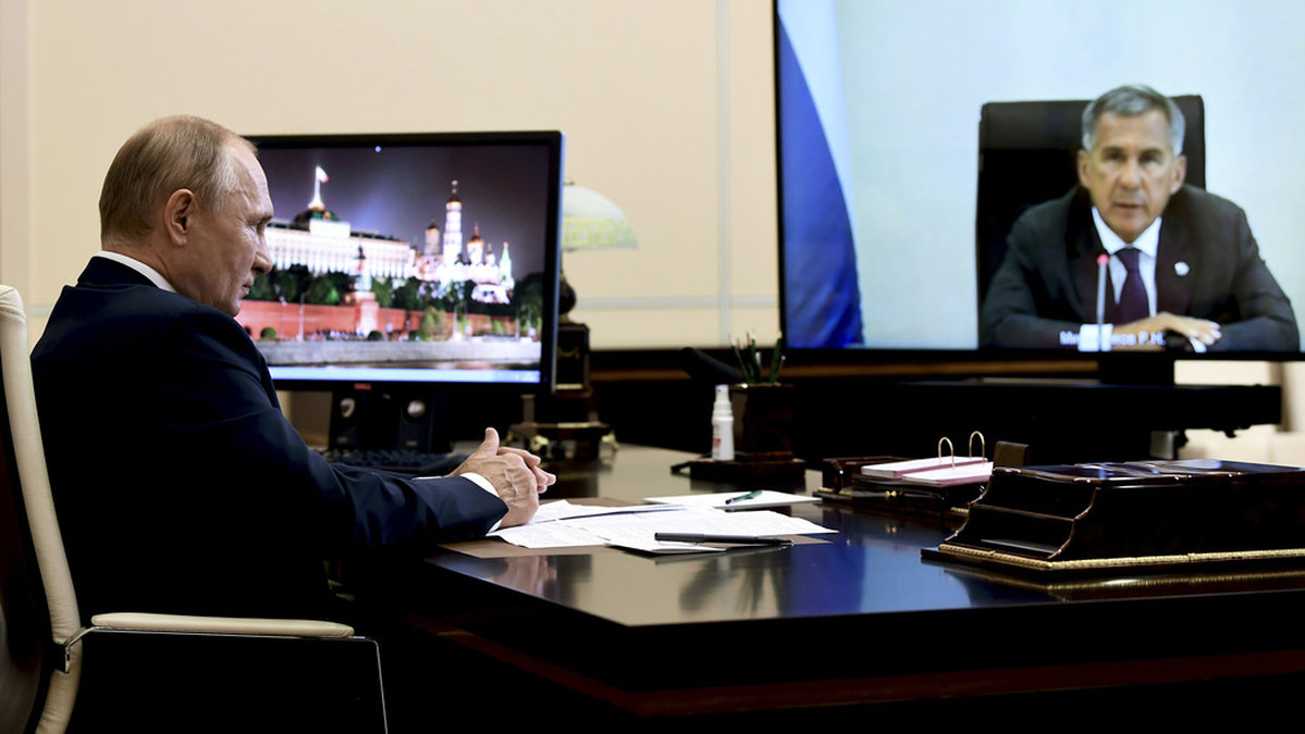 Rysslands president Vladimir Putin i samtal med Tatarstans högsta politiska ledare, republikens president eller 'rais' Rustam Minnichanov. Arkivbild.
