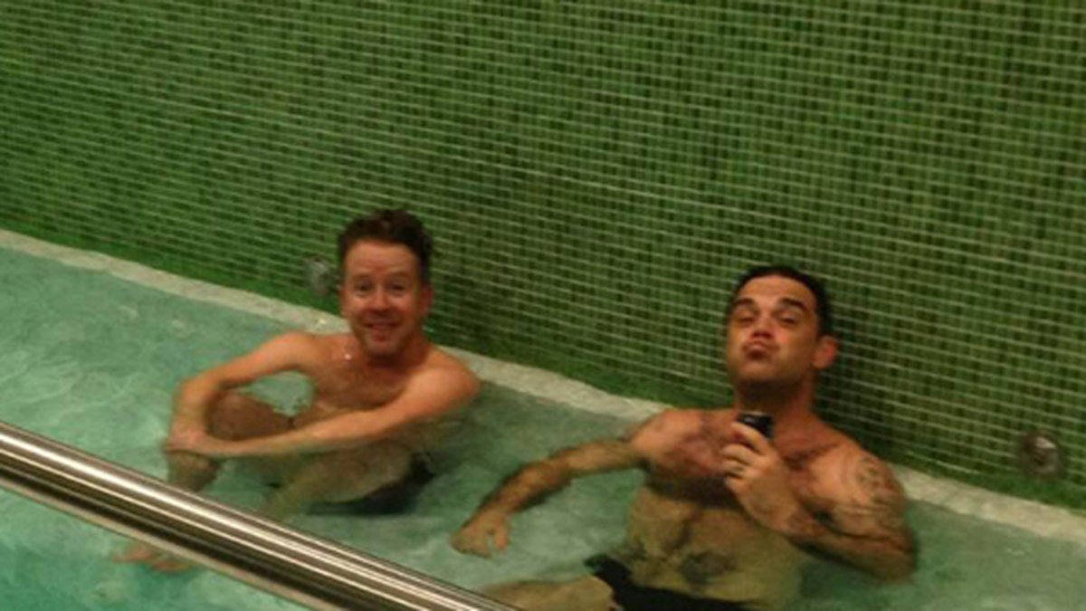 Robbie Williams chillar i poolen. 