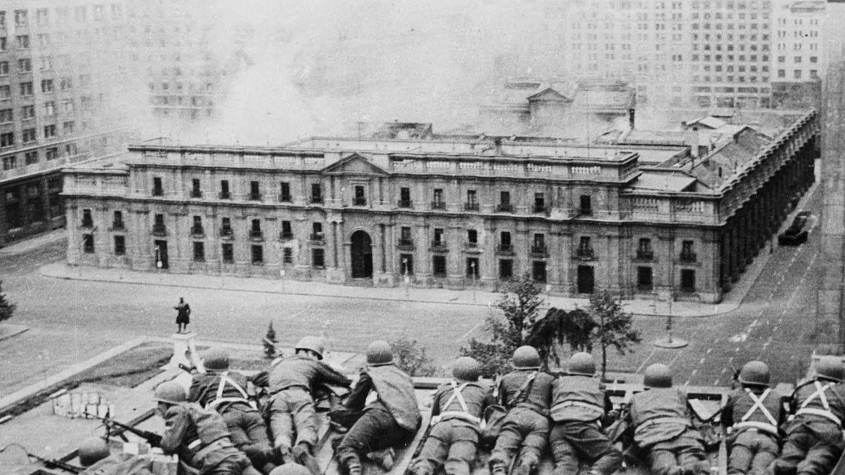 Pinochet hade samma år utsetts av Allende till överbefälhavare.