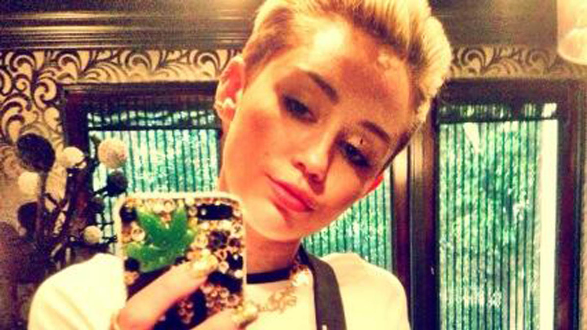 Miley Cyrus visar sitt marijuanaskal som hon rockar på sin iphone.  