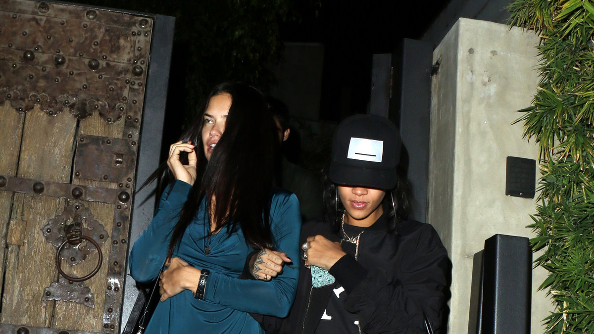 Rihanna och Adriana Lima sågs ute tillsammans.