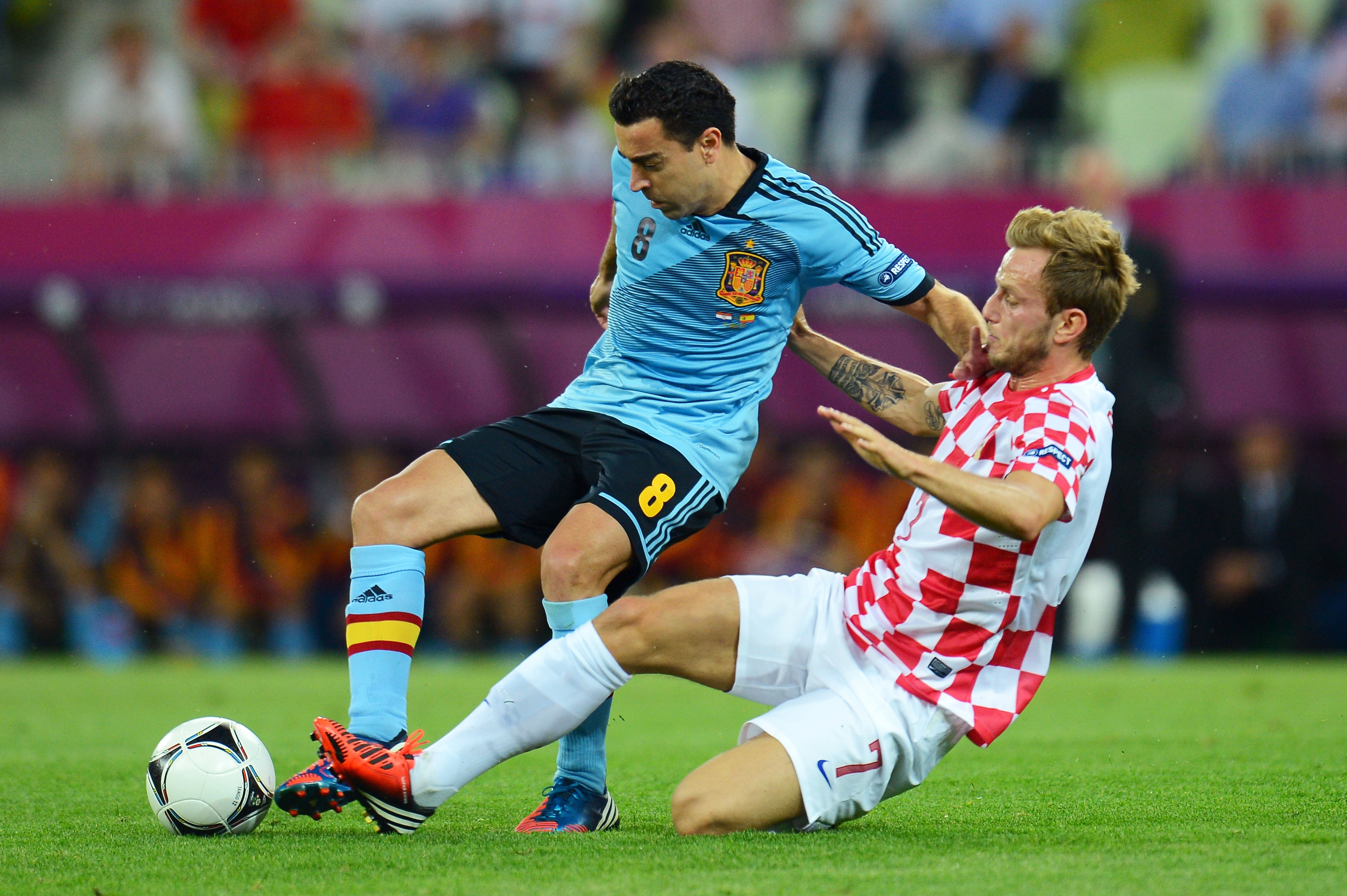 Ivan Rakitic sätter press på Spaniens spelfördelare Xavi. Ivan Rakitic sätter press på Spaniens spelfördelare Xavi.