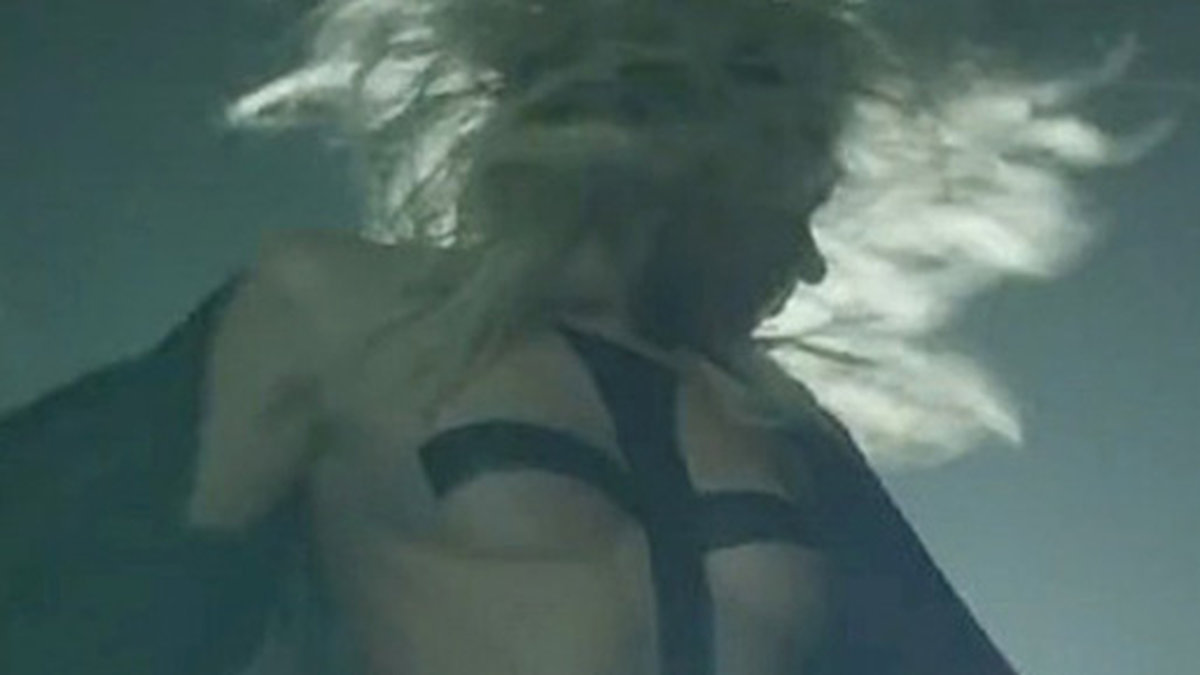 Taylor Momsen bjuder på en vågad video. 