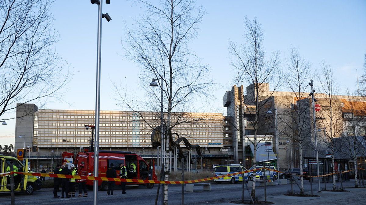 Polis och räddningstjänst larmades till Säkerhetspolisens högkvarter i Solna i fredags. Arkivbild.