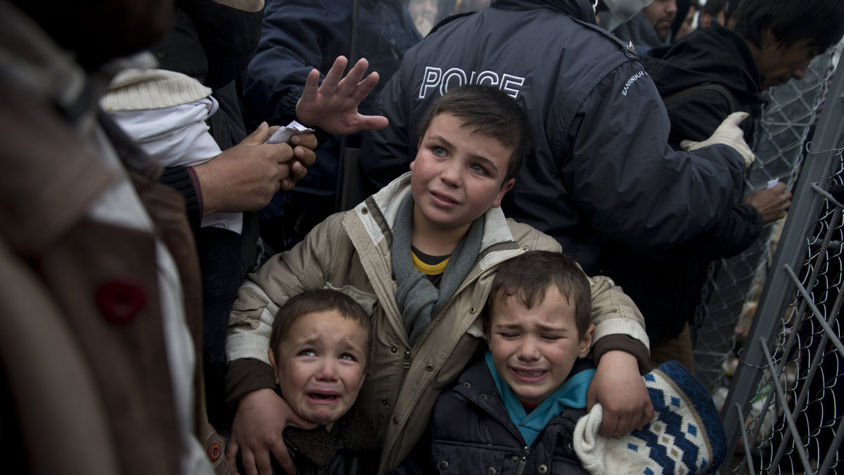 Tre barn letar efter sin pappa på gränsen mellan Grekland och Makedonien, december 2015. 