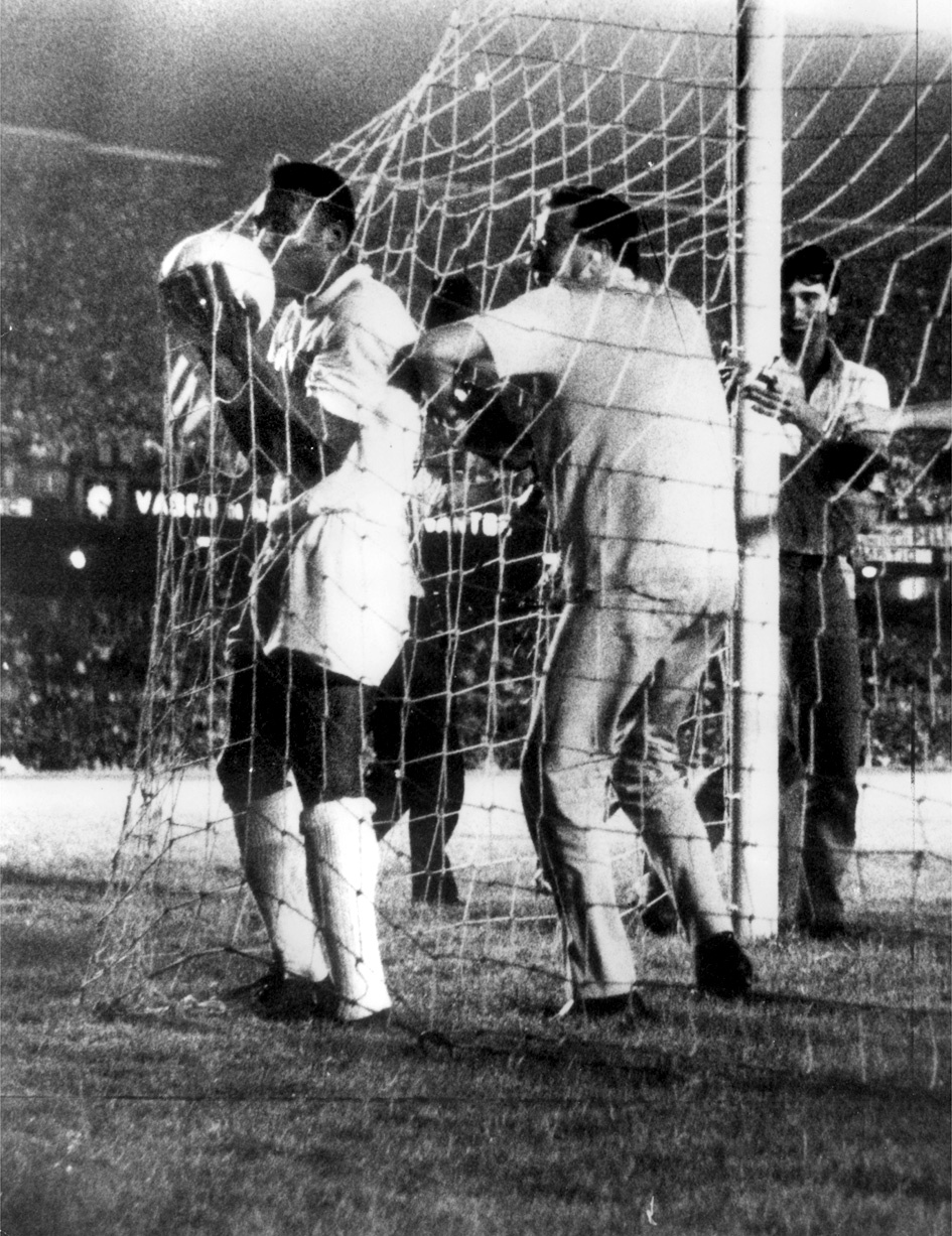 Pelé kysser bollen efter att ha gjort sitt 1000:e mål 1969.