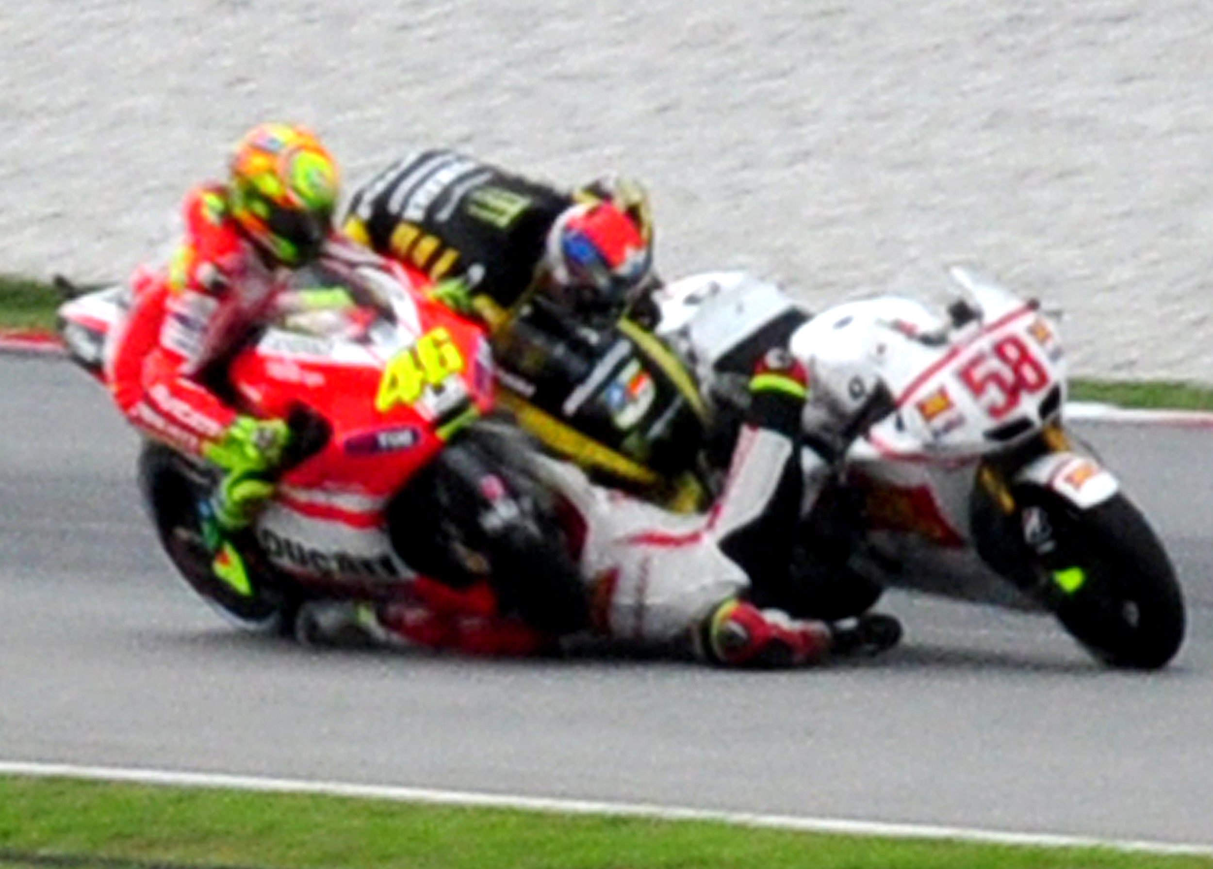 Moto GP-föraren Marco Simoncelli avled efter den våldsamma kraschen.