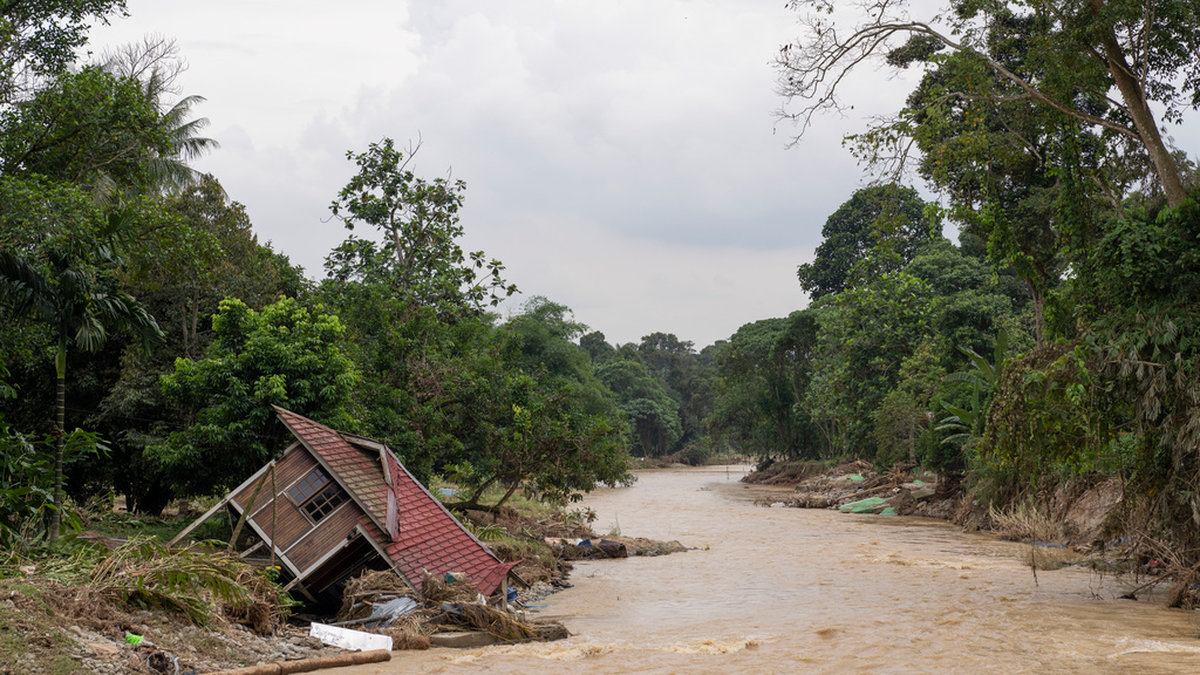 Städer och byar har ställts under vatten och viktiga vägar har förstörts.