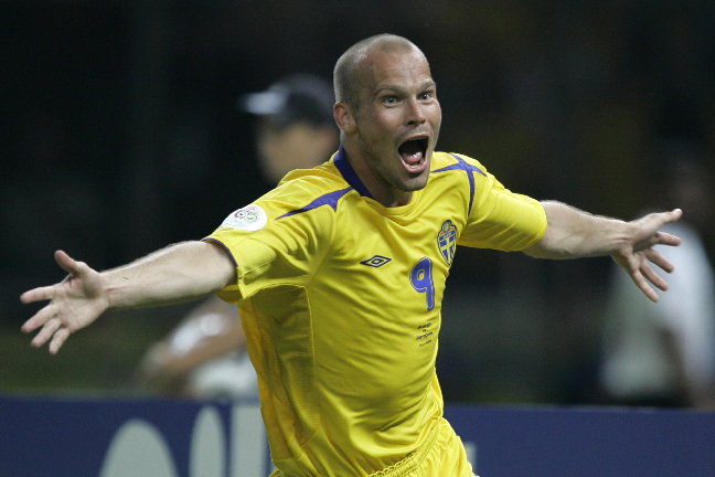 I VM 2006 avgjorde han mot Paraguay, men nu står Fredrik Ljungberg vid sidan av och ser slutet på sin karriär.