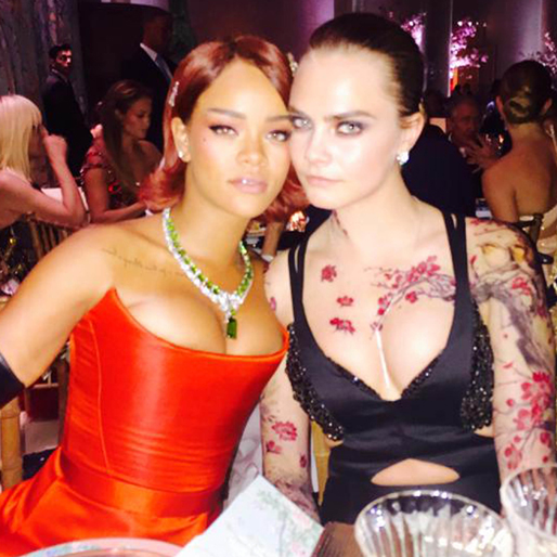 Rihanna och Cara på Met-galan. Rihanna och Cara på Met-galan.