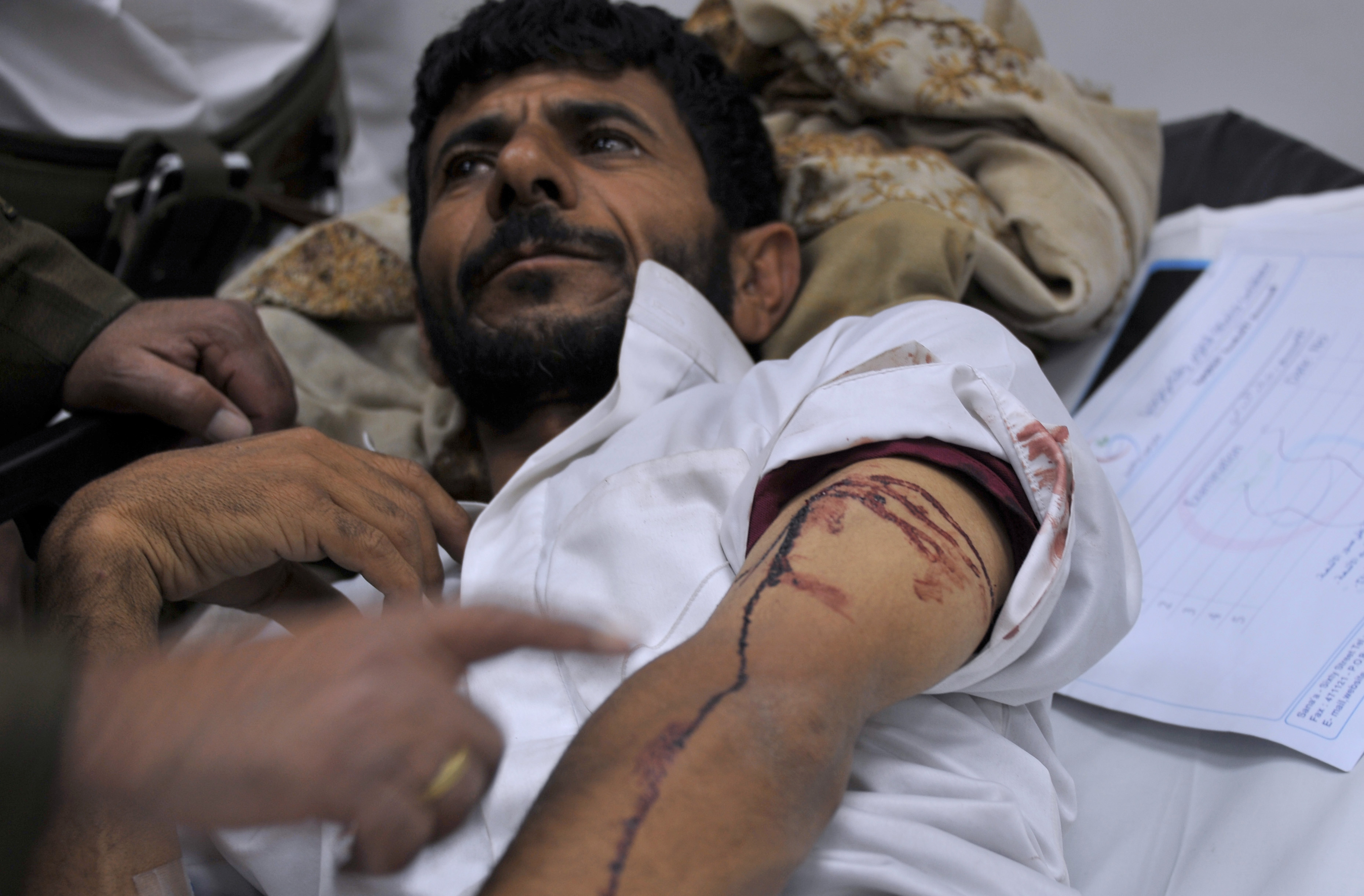 En skadad anhängare till Sheikh Sadiq al-Ahmar får vård.