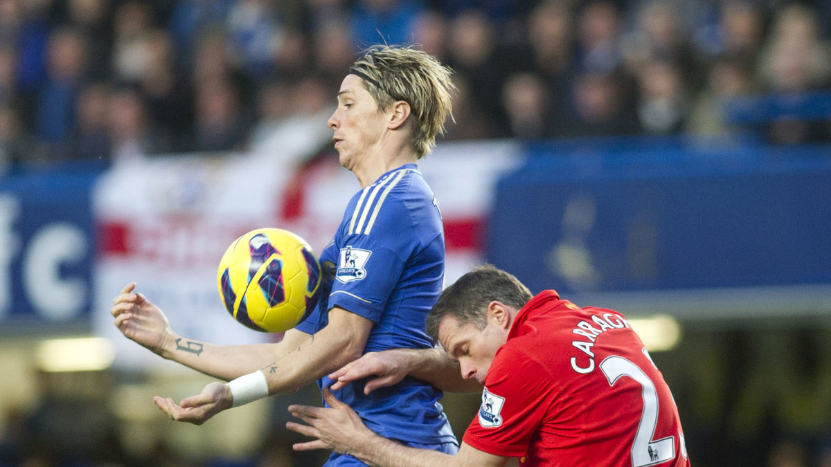 Fernando Torres i duell med Jamie Carragher.
