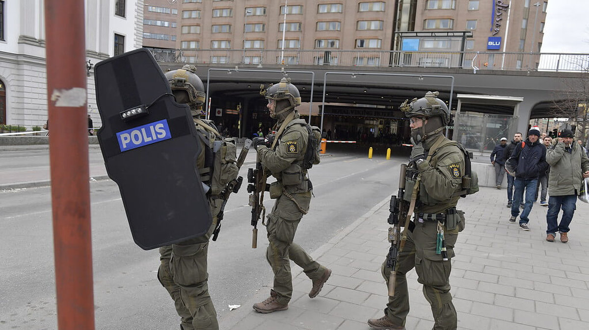 Tungt beväpnade poliser var på plats vid Centralstationen under fredagseftermiddagen. 