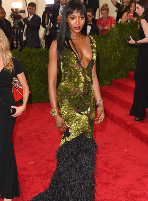Naomi Campbell kom i en mossgrön och lite småtrist långklänning. Naomi Campbell kom i en mossgrön och lite småtrist långklänning.