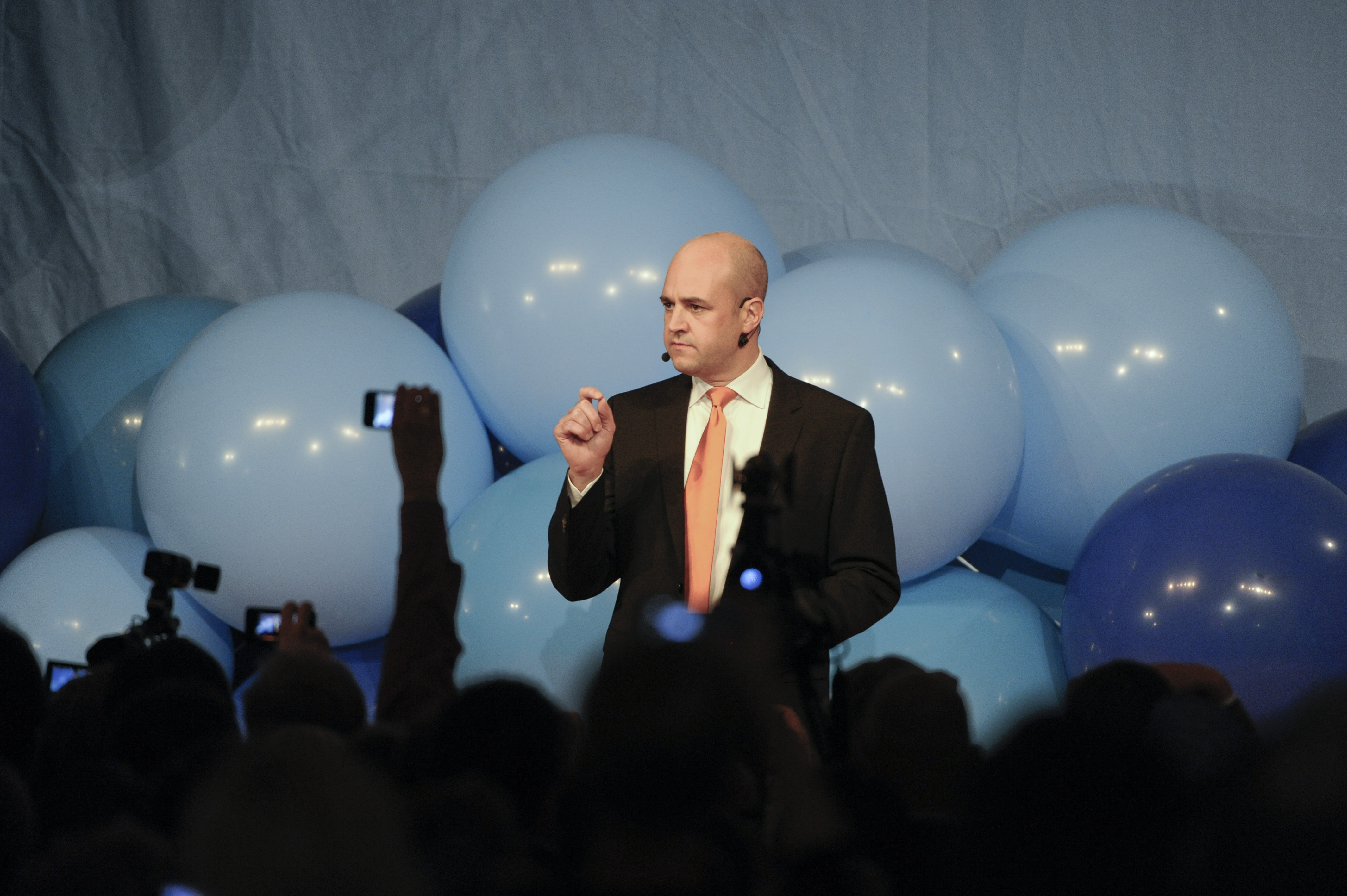 Statsminister Fredrik Reinfeldt tänker sitta kvar. Men inte med stöd av sverigedemokraterna.