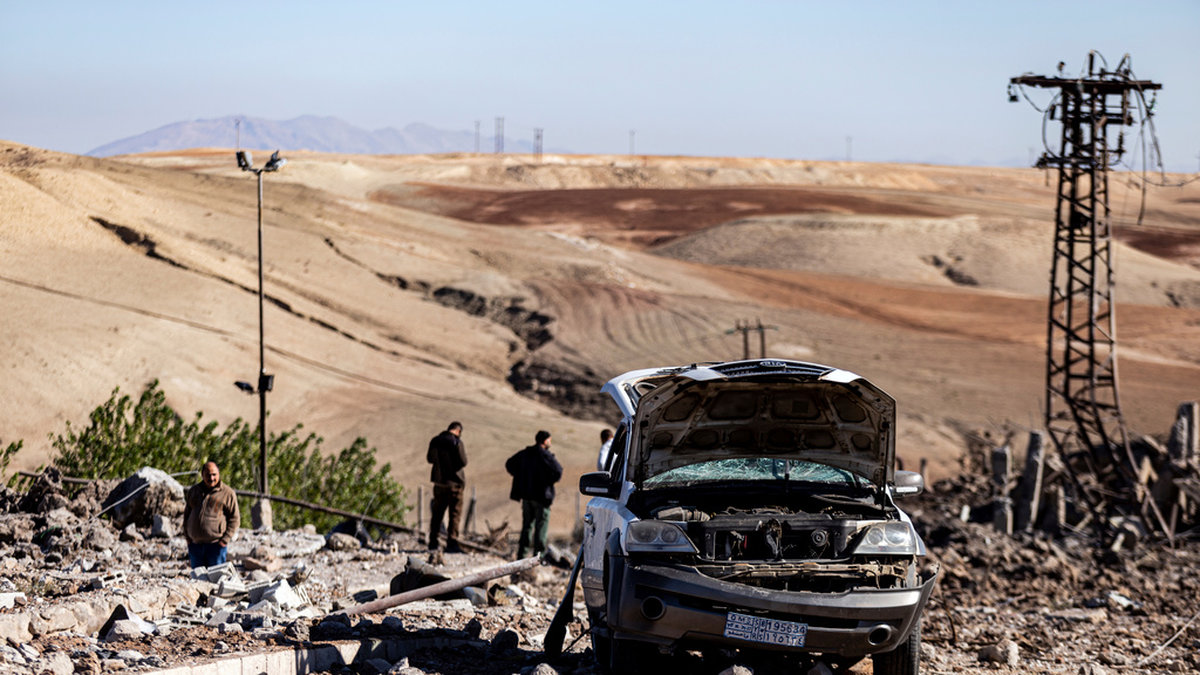 Invånare i al-Hasakah betraktar skadorna efter ett av de turkiska flygangreppen.