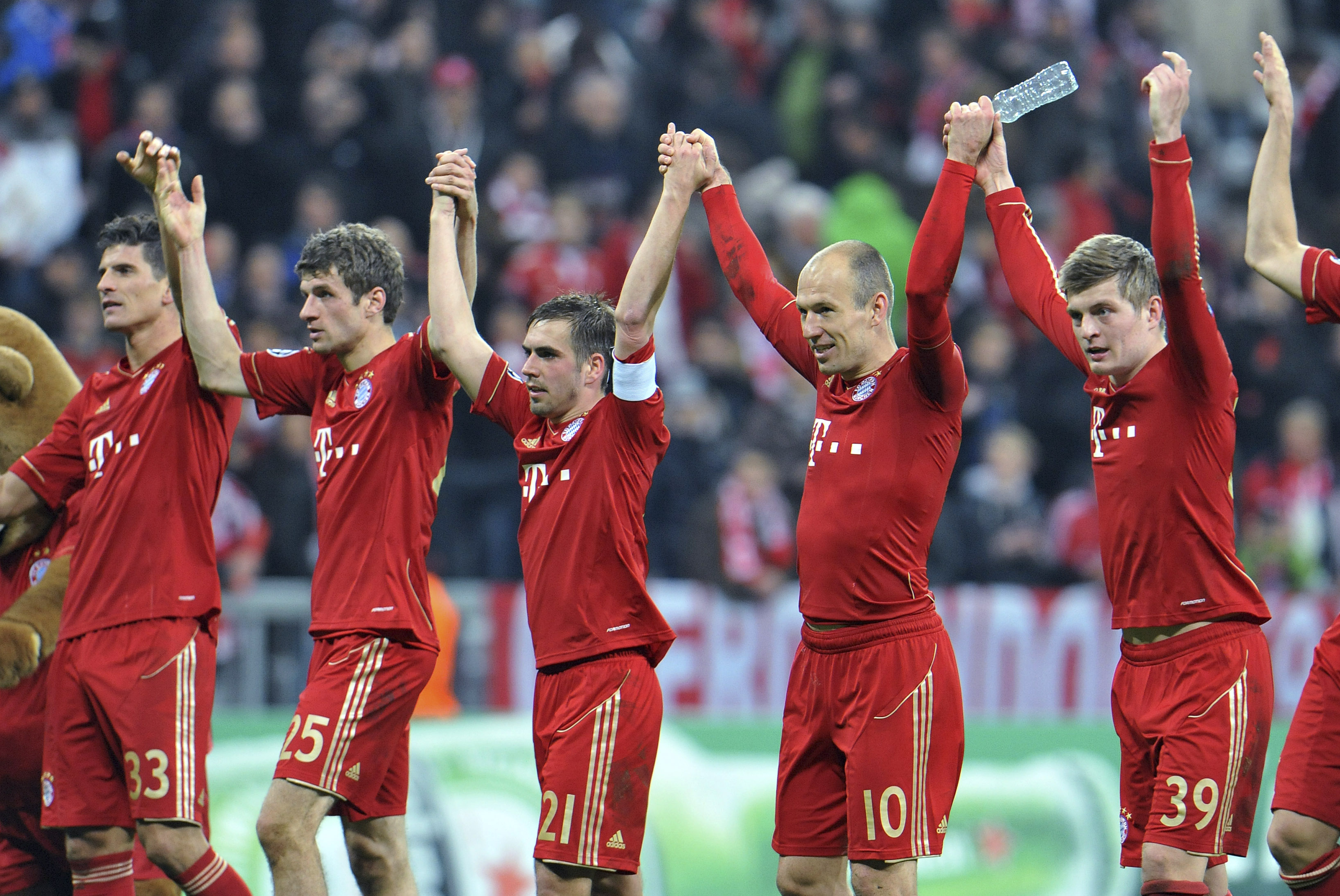 8. De tyska giganterna Bayern München ligger åtta på listan. Spelarna tjänar i snitt 40 miljoner kronor per år.