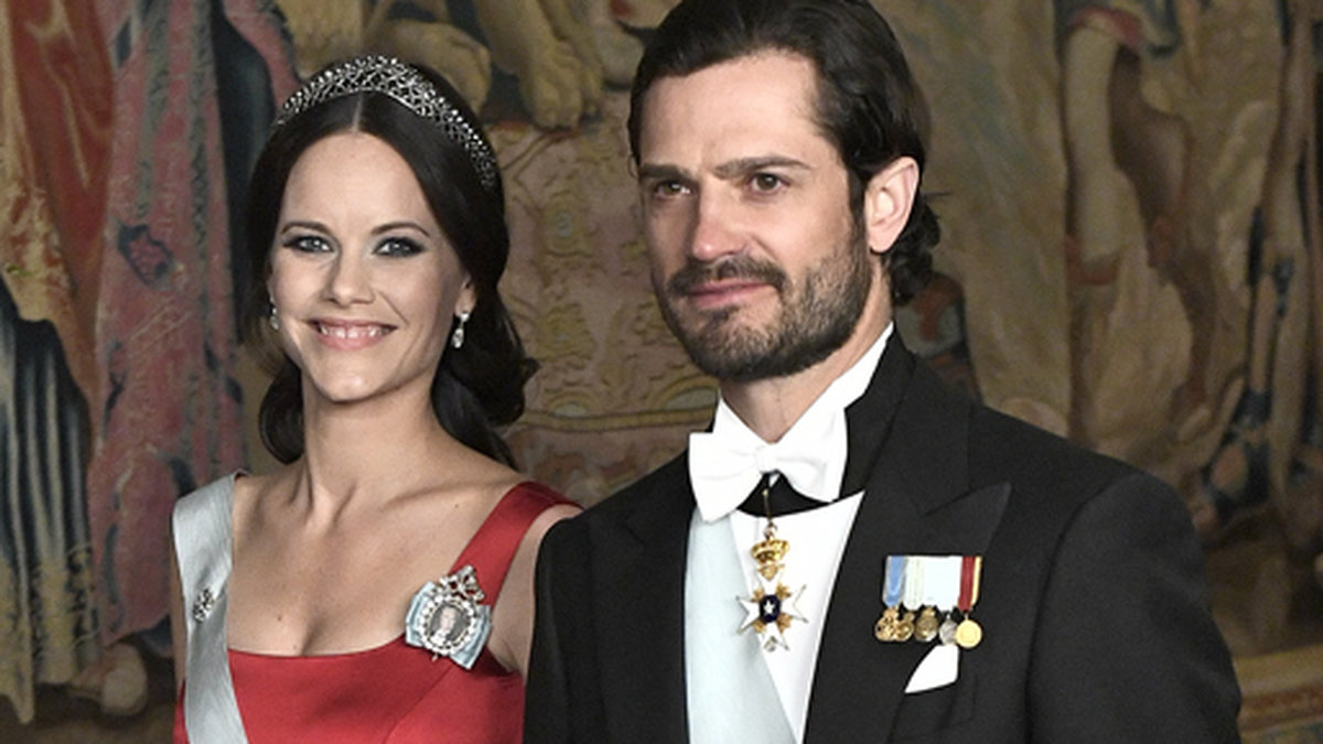 Prinsessan Sofia och prins Carl Philip under torsdagens representationsmiddag på Stockholms slott. Lite tidigare under dagen hade de tillkännagivit den härliga nyheten!