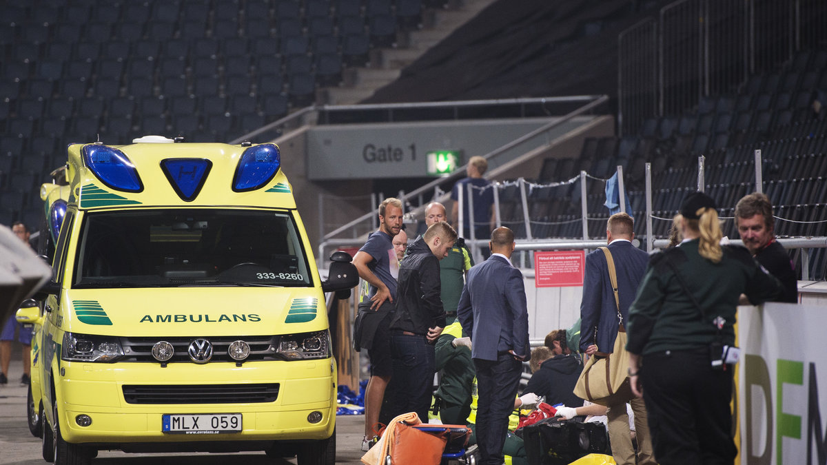 Fuskbygget. I Stockholmsderbyt skadades tre klackledare för Djurgården när de stod på en ställning som rasade. Det  lär knappast ha imponerat på Uefa.