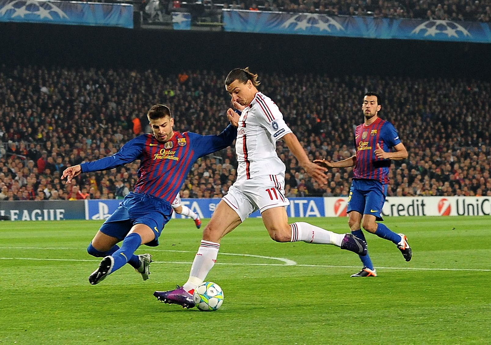 Zlatan Ibrahimovic fick matchen första chans men missade både bollen och tappade balansen. 