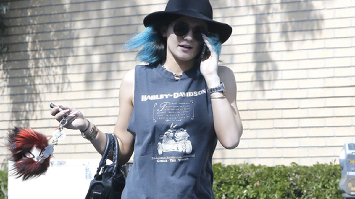 Kylie på stan i jeansshorts och sliten t-shirt.