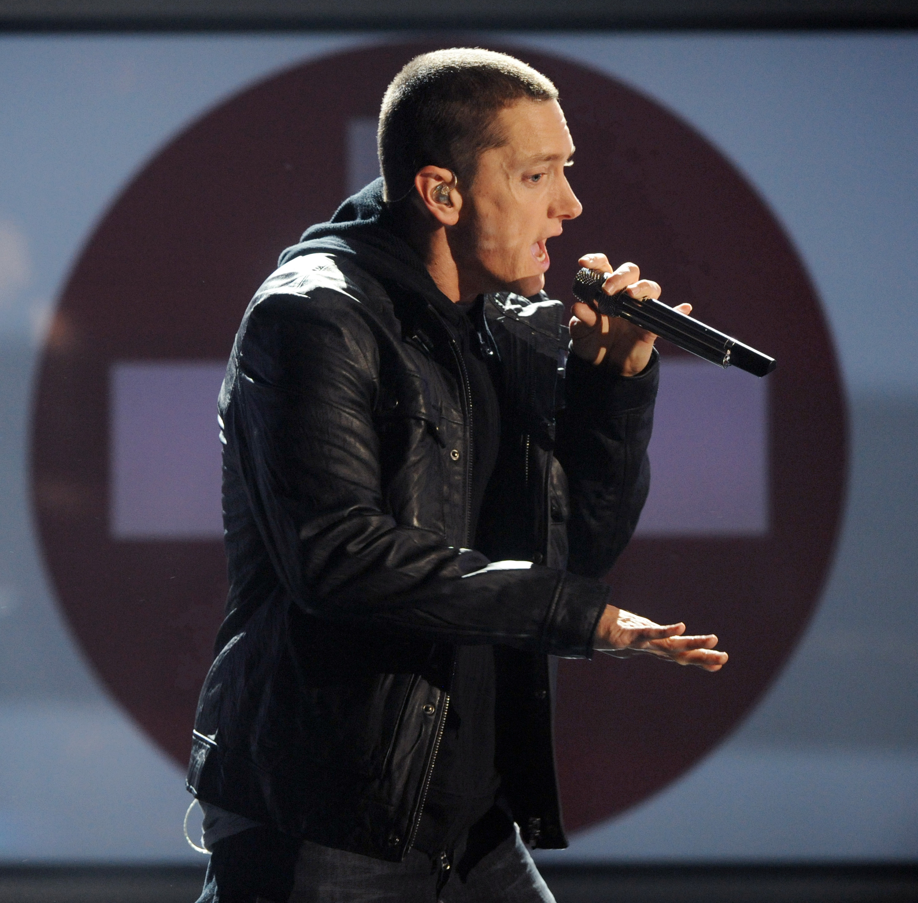 Eminem har som bekant en ganska knakig uppväxt, vilket hörs tydligt i hans texter. Han växte upp i en husvagn i Detroit tillsammans med sin mamma och bror. Eminem har som bekant en ganska knakig uppväxt, vilket hörs tydligt i hans texter. Han växte upp i en husvagn i Detroit tillsammans med sin mamma och bror.