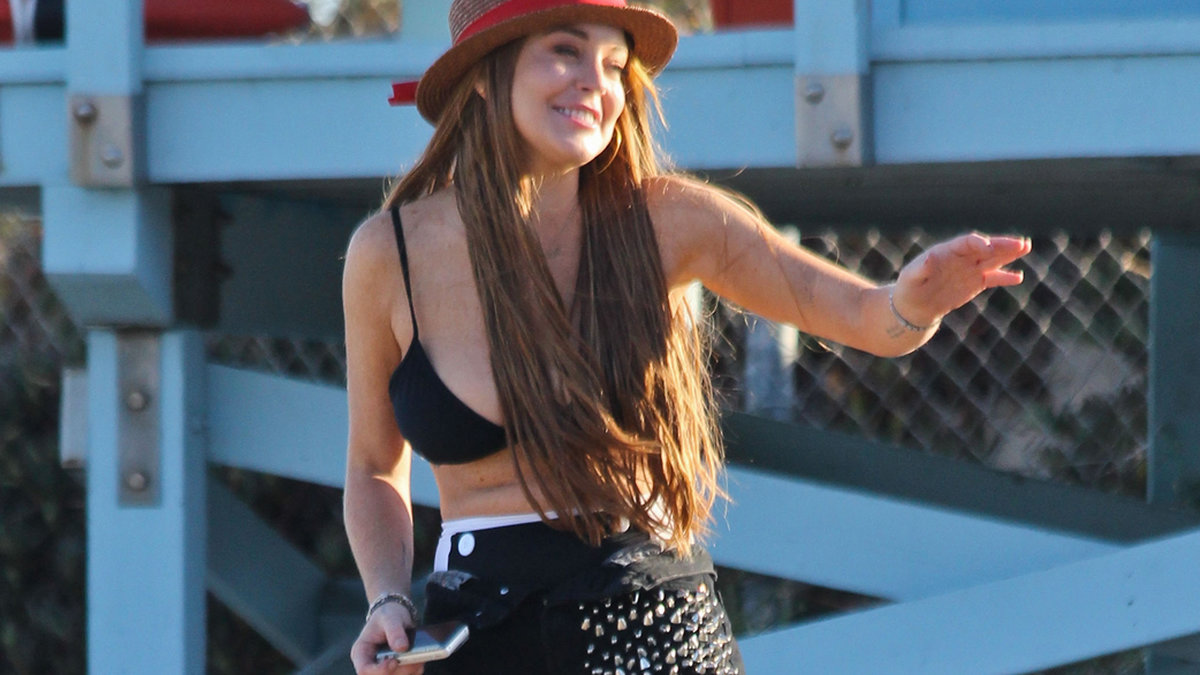 Lindsay Lohan i nitade jeansshorts på stranden. 