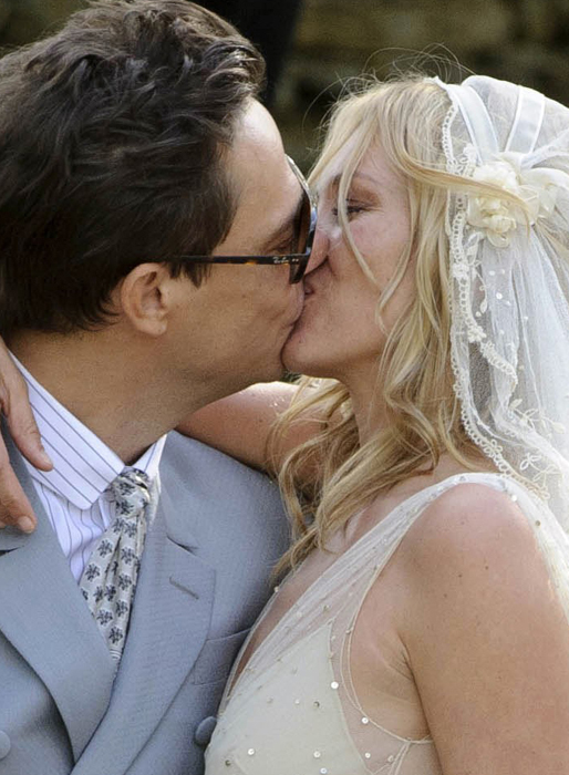 Puss! Här gifter sig Kate Moss med nuvarande maken Jamie Hince. De gifte sig den 1 juli 2011 i Southrop, England. Puss! Här gifter sig Kate Moss med nuvarande maken Jamie Hince. De gifte sig den 1 juli 2011 i Southrop, England.