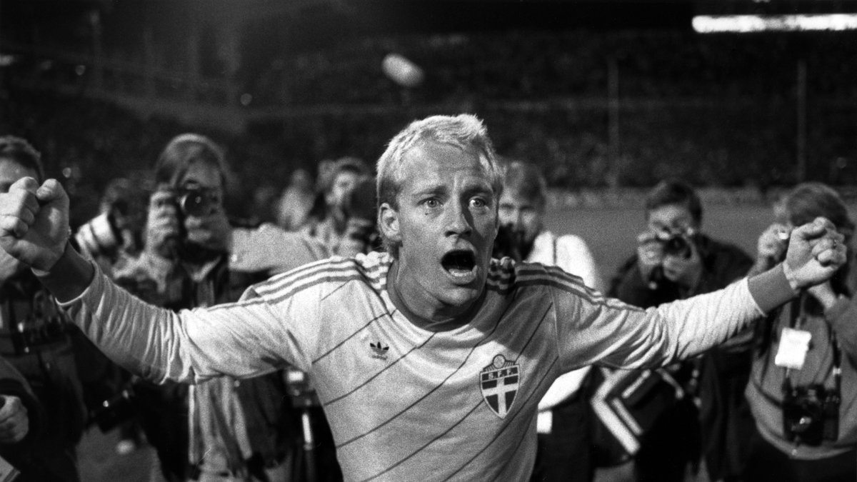 1985: Sveriges matchhjälte Mats Magnusson jublar efter att ha slagit in kvitteringsmålet till 2-2 på övertid i VM-kvalmatchen mot Västtyskland.