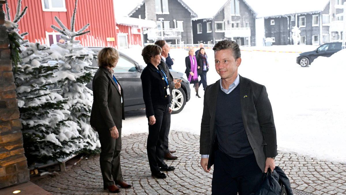 Försvarsminister Pål Jonson (M) anländer till Folk och försvars rikskonferens som inleds i Sälen på söndagen.