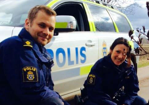 Det var när poliserna Roy och Christin från polisen i östra Skaraborg var ute på en patrulleringsrunda på landsbygden som något oväntat hände.
