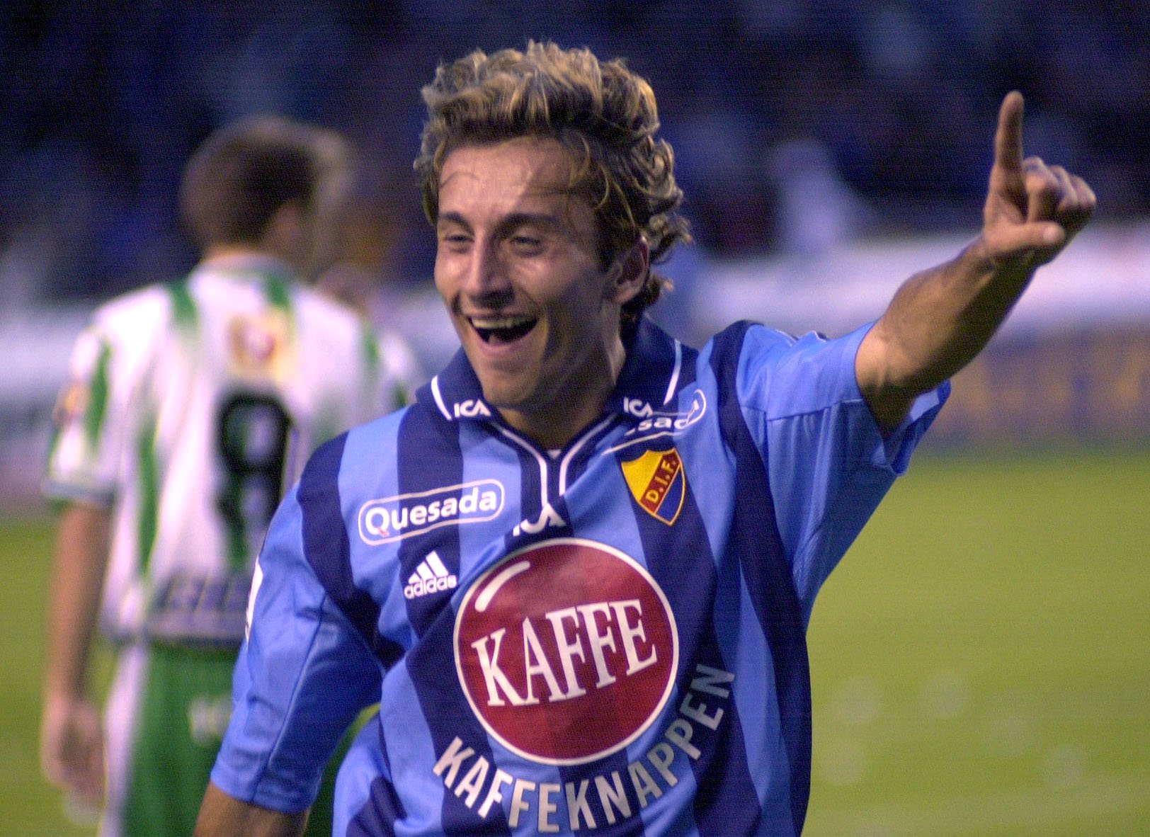2001: Louay Chanko jublar efter att ha gjort mål mot Hammarby. 2001: Louay Chanko jublar efter att ha gjort mål mot Hammarby.